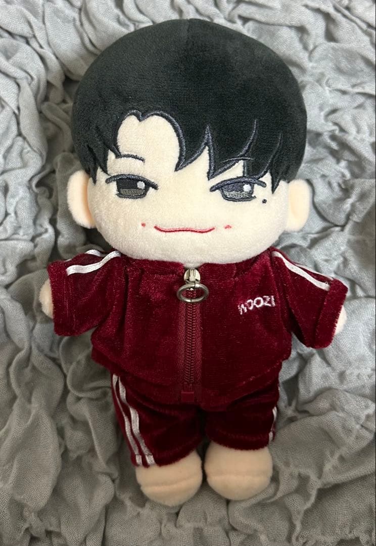 K-POP SEVENTEENウジぬいぐるみ 赤 トレーニングウェア