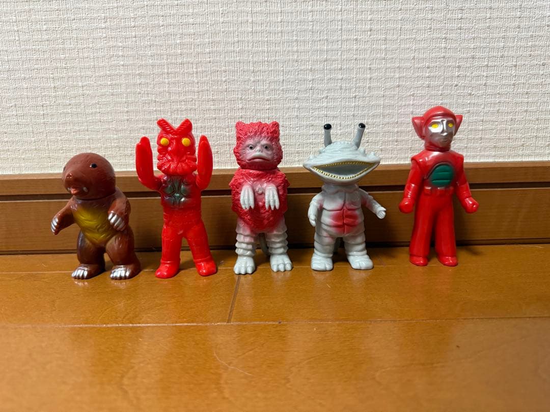 カネゴン、バルタン星人、ガラモン、モングラー、シャドー星人　ミニソフビ