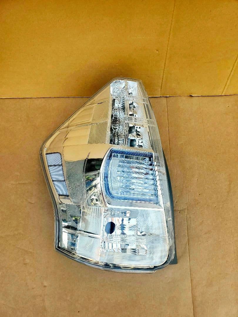 【 良品】☆プリウスアルフア　テールランプ☆