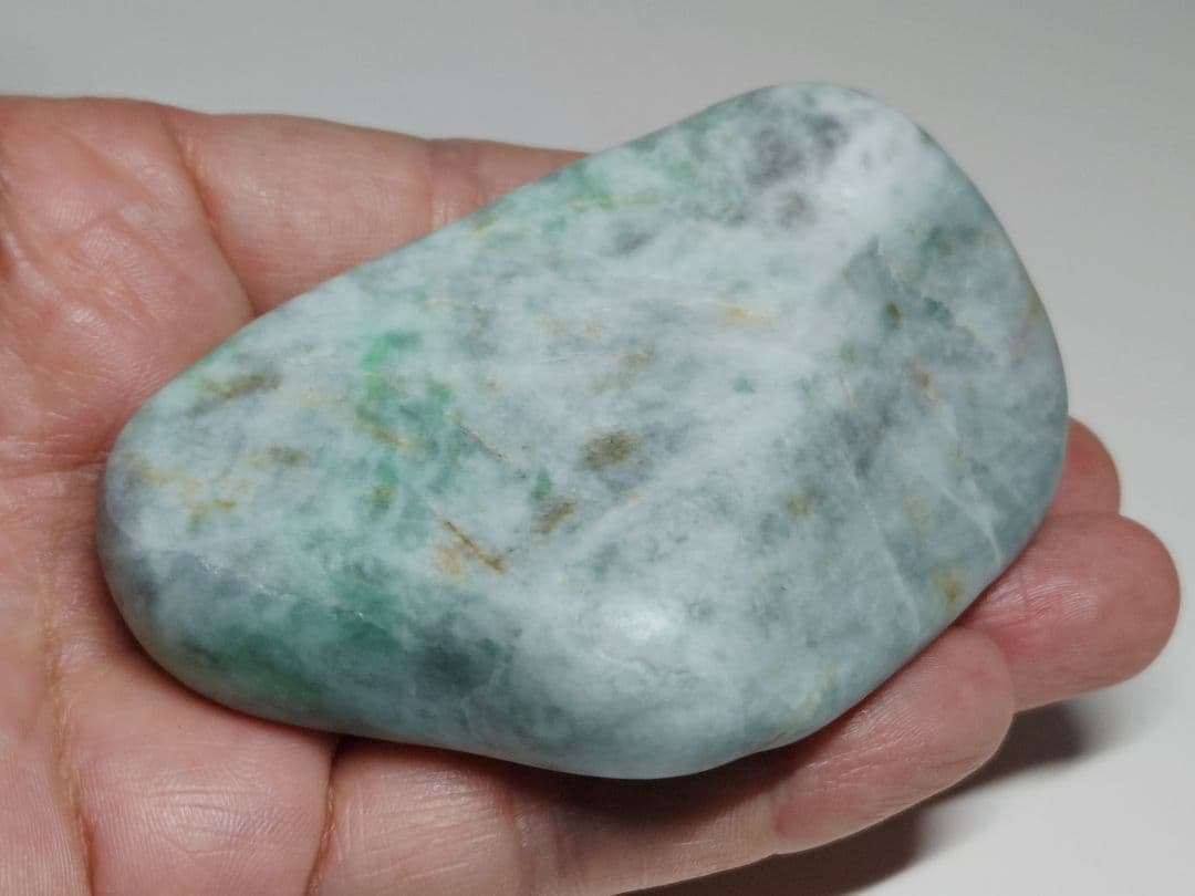淡灰緑 212g 翡翠 ヒスイ 原石 鑑賞石 自然石 誕生石 鉱物 鉱石 水石