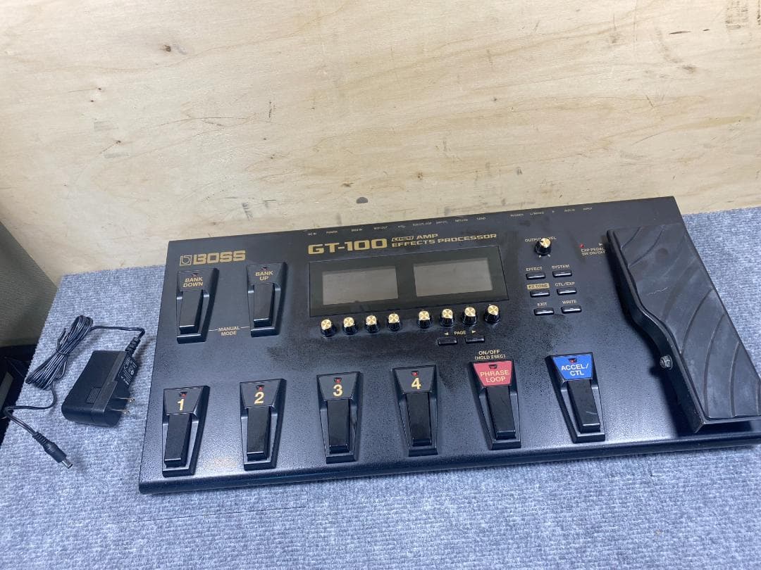 704 BOSS GT-100 マルチエフェクター　アンプシミュレーター