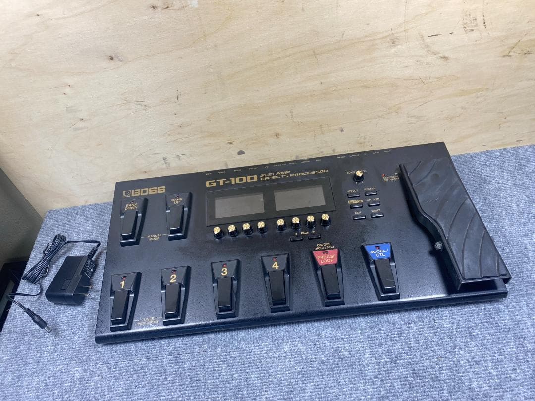 704 BOSS GT-100 マルチエフェクター　アンプシミュレーター