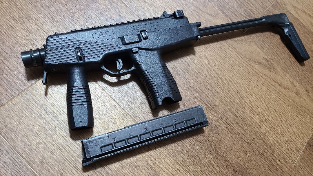 ジャンク KSC MP9 ガスブロバックエアガントイガン18禁 マガジン１本付き