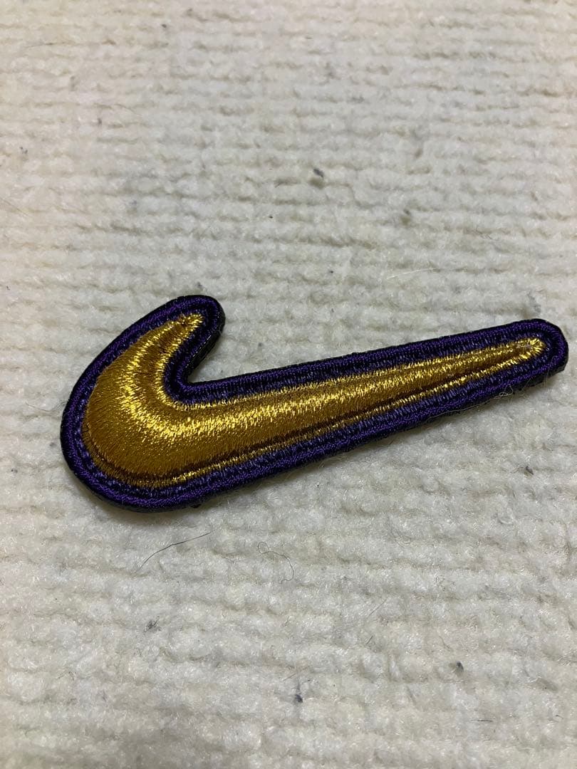 Nike 刺繍ロゴワッペン ゴールド/パープル