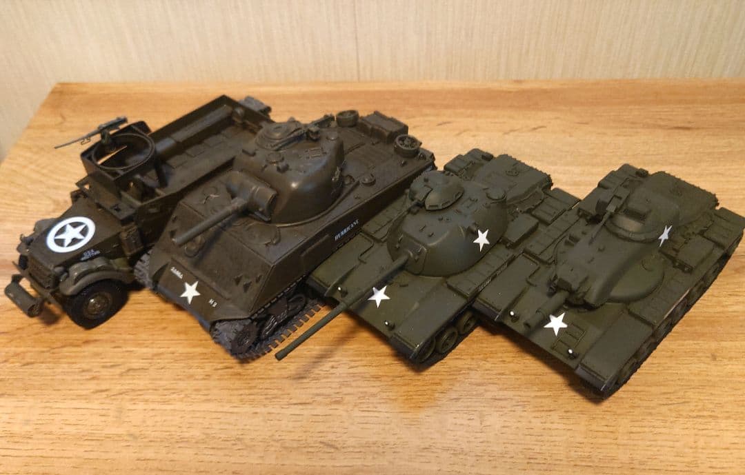 戦車と軍用トラックのミニチュアモデルセット おまけ付き