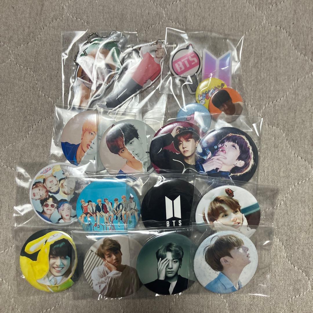 BTS非公式グッズ うちわ.シール.トレカ.缶バッチ.写真. shookyぬい