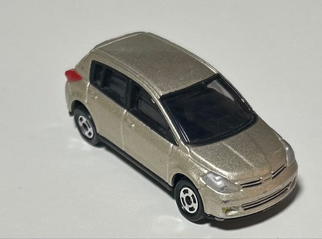 日産ティーダシルキーベージュ