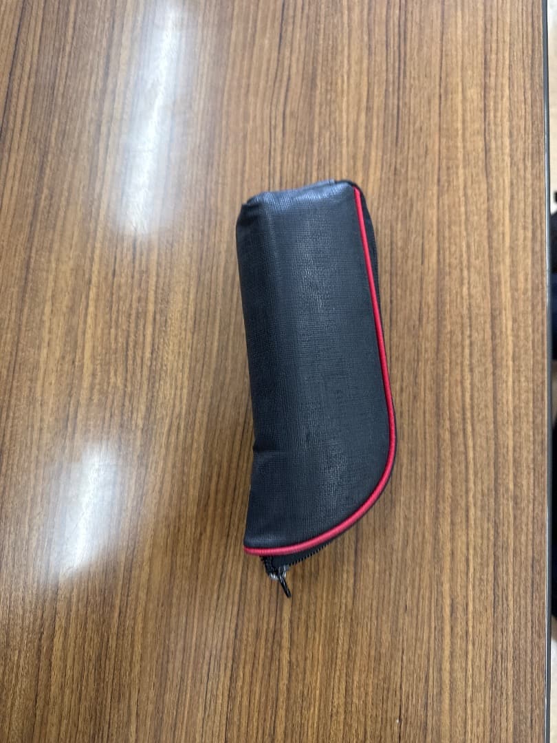 シンプルな黒と赤の筆箱