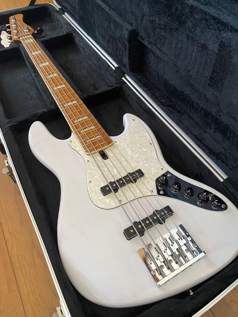 ベース Sire V8 5-String