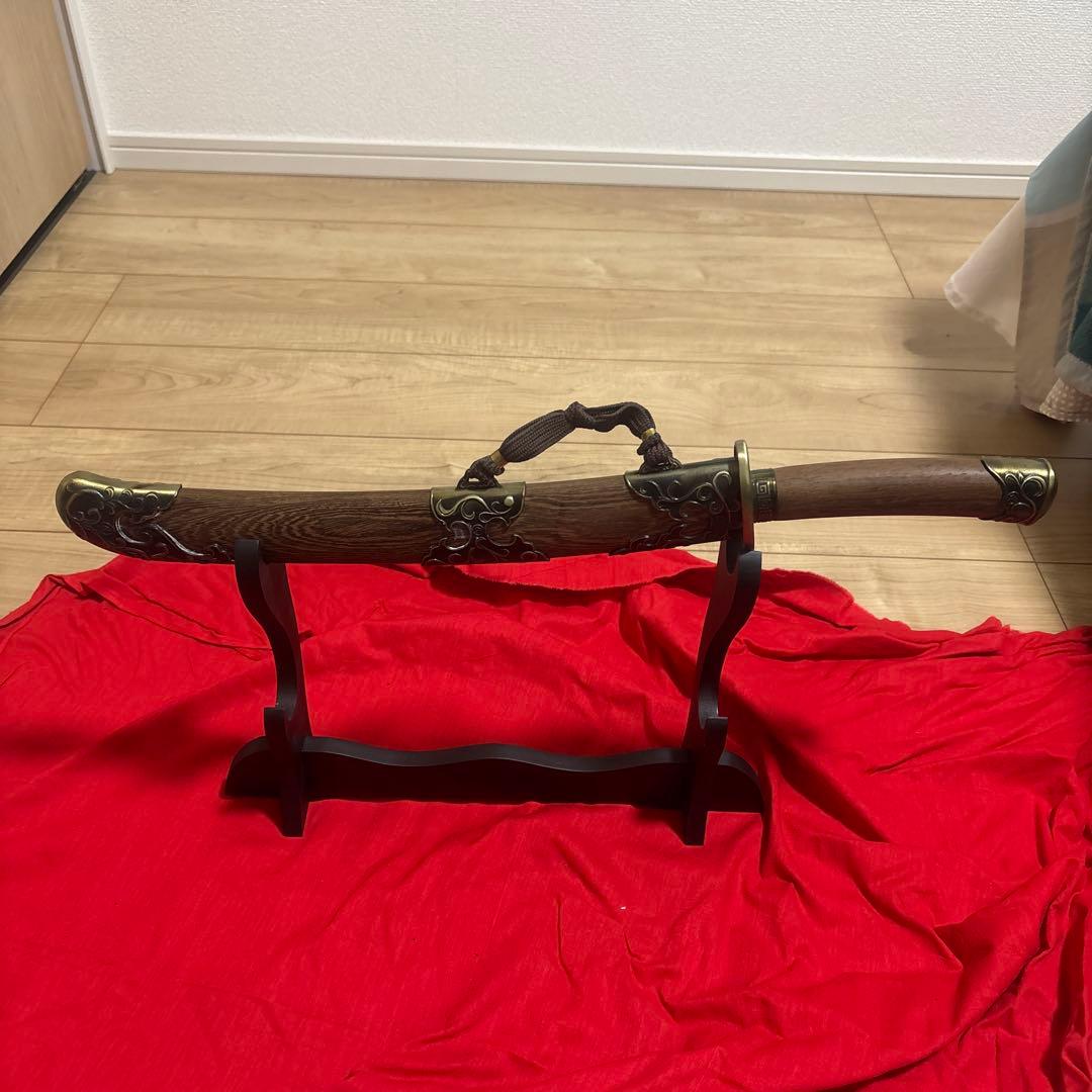 伝統的な唐刀 木製装飾付き