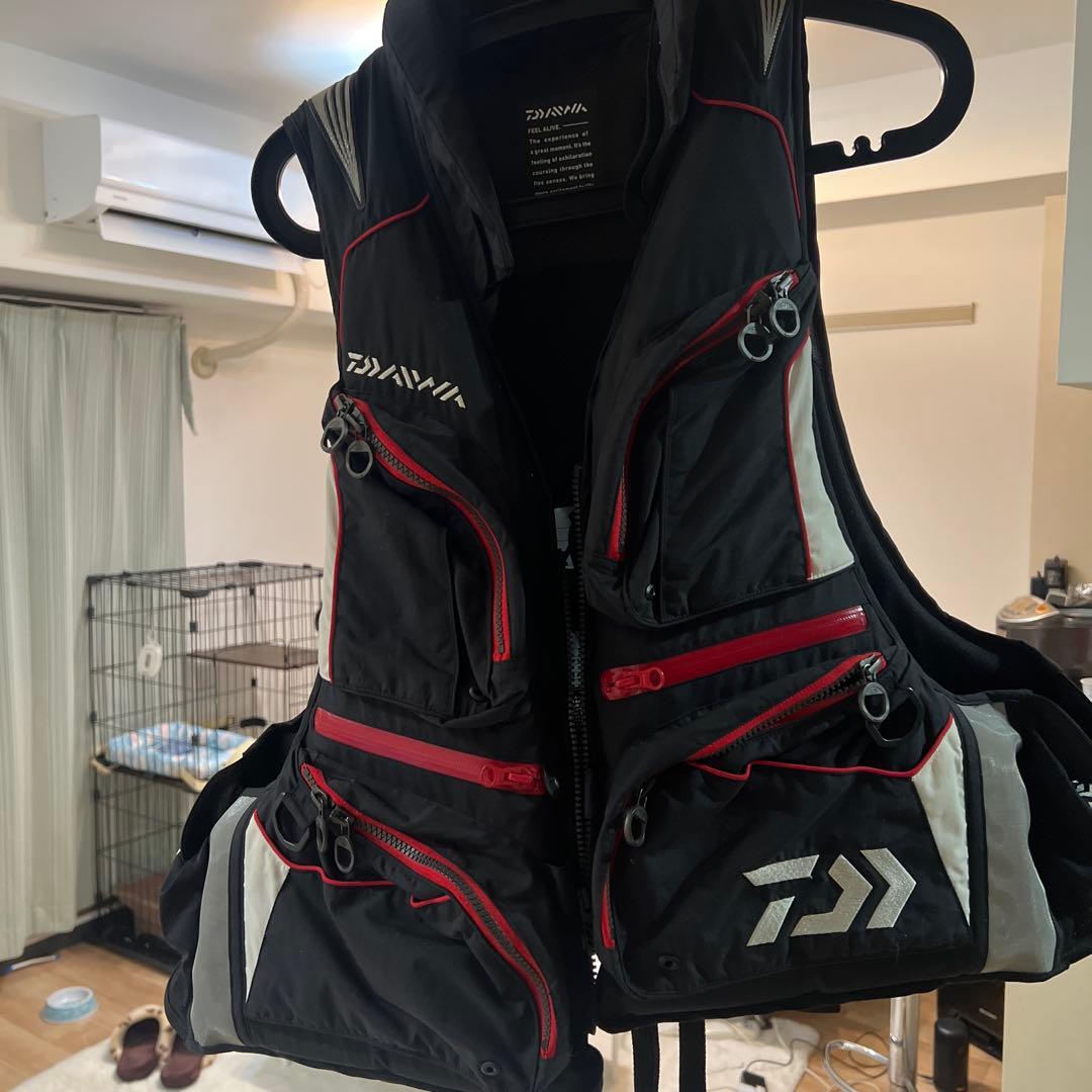 Daiwa フィッシングベスト 黒/赤