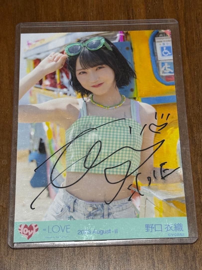 L*様 野口衣織 直筆サイン入り生写真 ナツマトペMV衣装③　チュウ