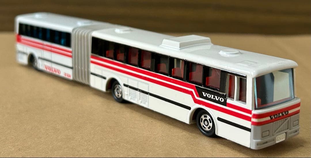 ロングトミカ L4 VOLVO-富士重工・連節バス