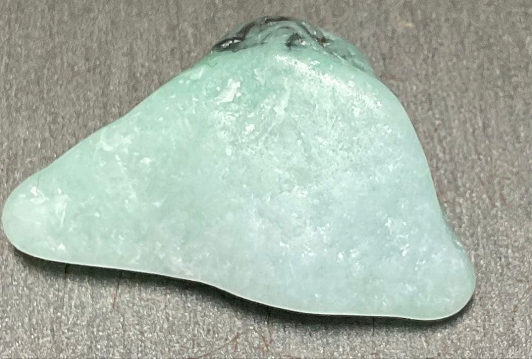 ［薄緑色　透明感］　糸魚川翡翠海石7g ヒスイ　ひすい