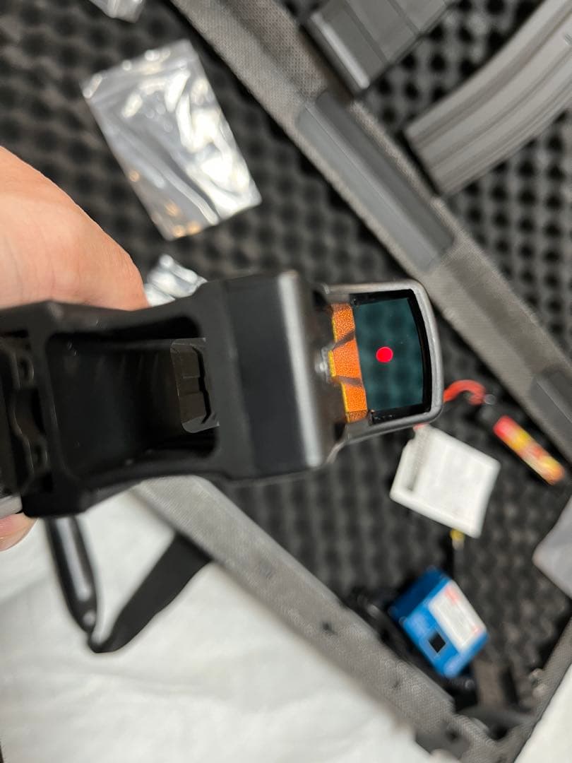 AR-15電動ガン BATON バッテリー　ドットサイト　マガジン4つ付き！