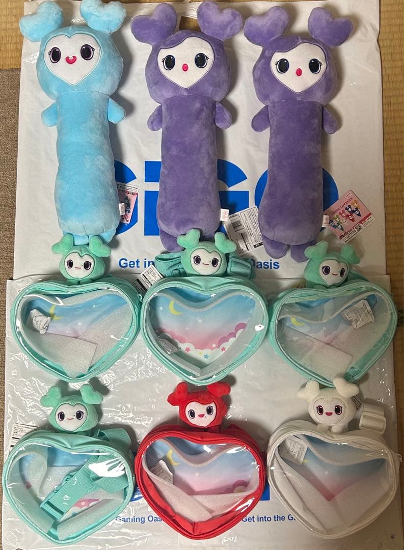TWICE LOVELYS ぴょこきゅんボディバッグ　のびふにゃbigぬいぐるみ