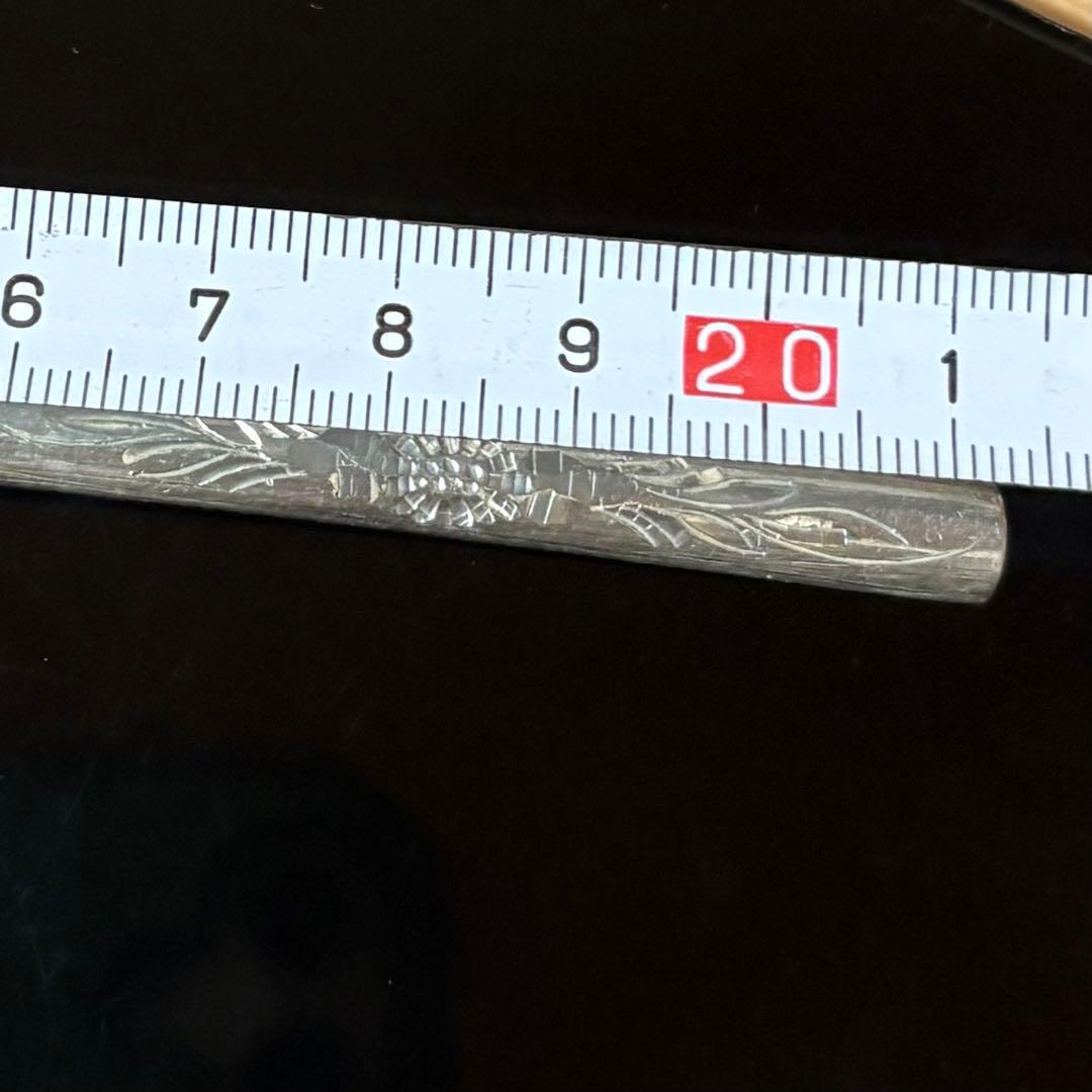 アンティーク　純銀製のスプーン　柄に花紋彫刻42.3g 全長21.cm