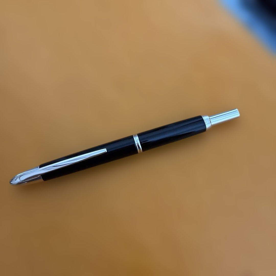 PILOT キャップレス　ボールペン黒いエレガントなボールペン本体