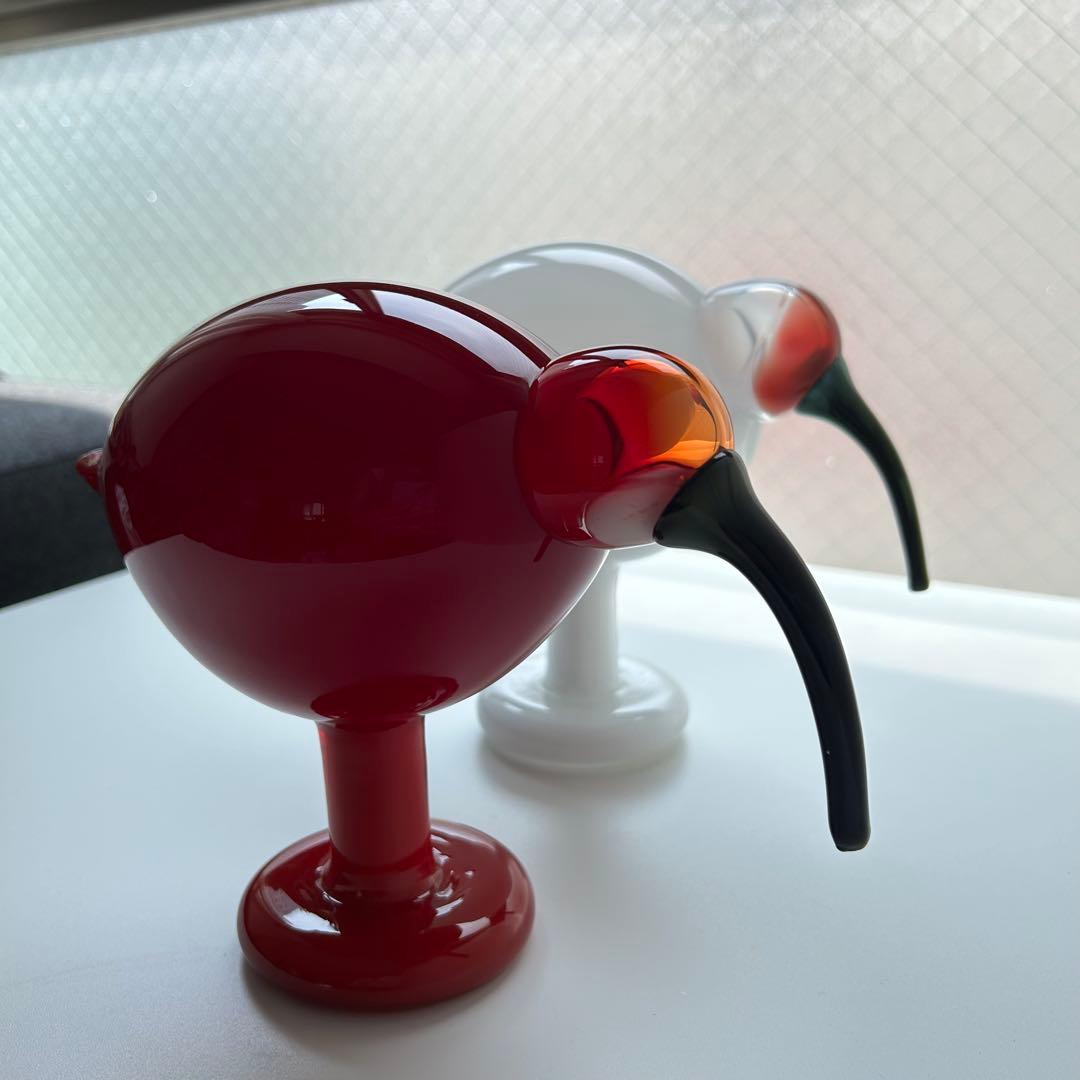 赤と白のガラス製鳥フィギュア