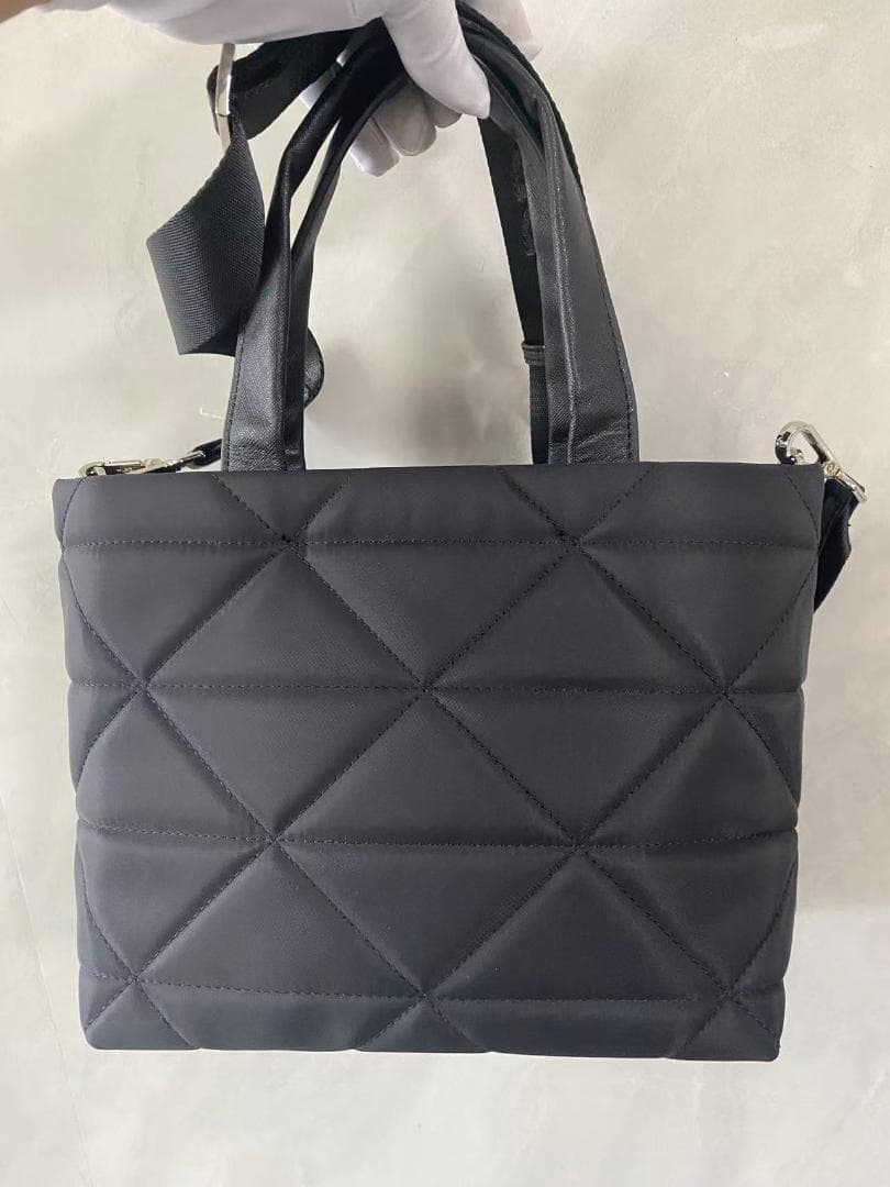 PRADA ブラック キルティング ハンドバッグ