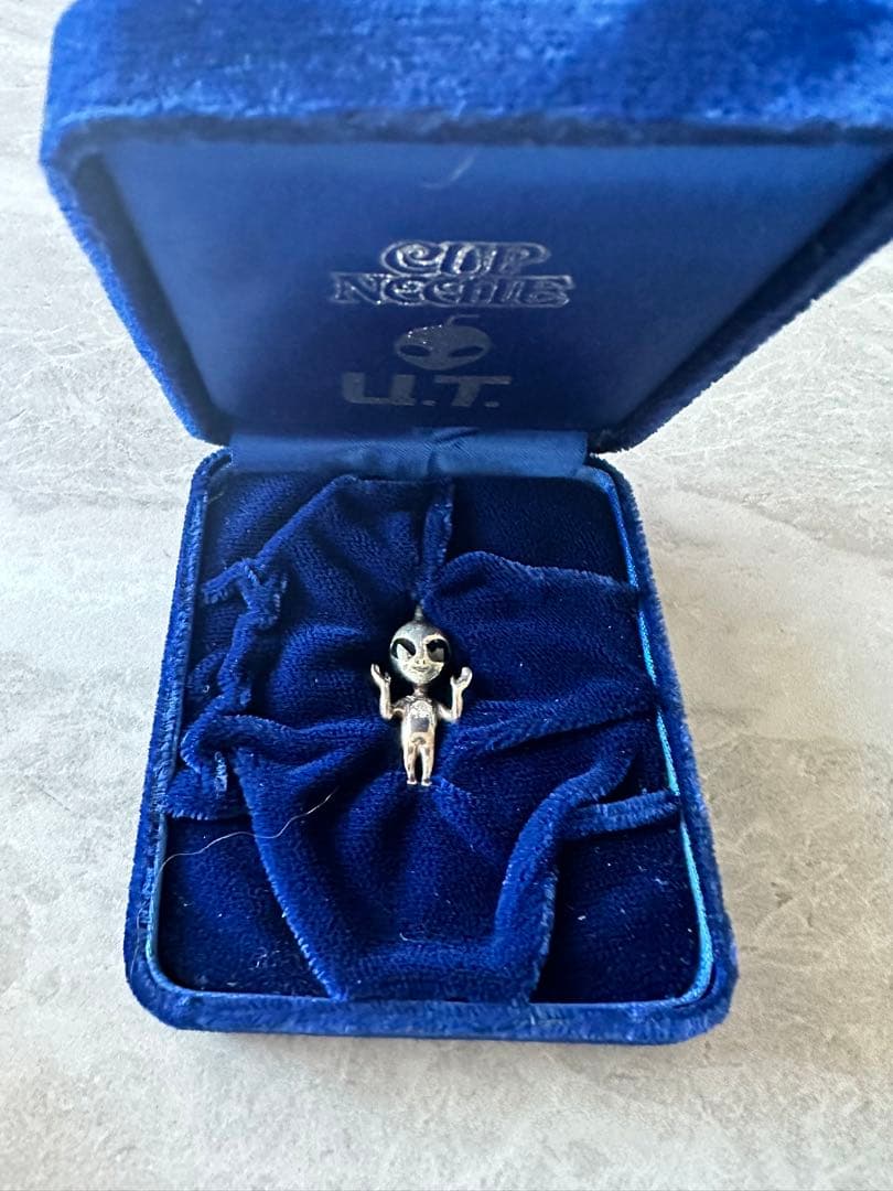 【田中貴金属製】輝け！ U.T. 宇宙人 ペンダントトップダイヤモンド0.1ct