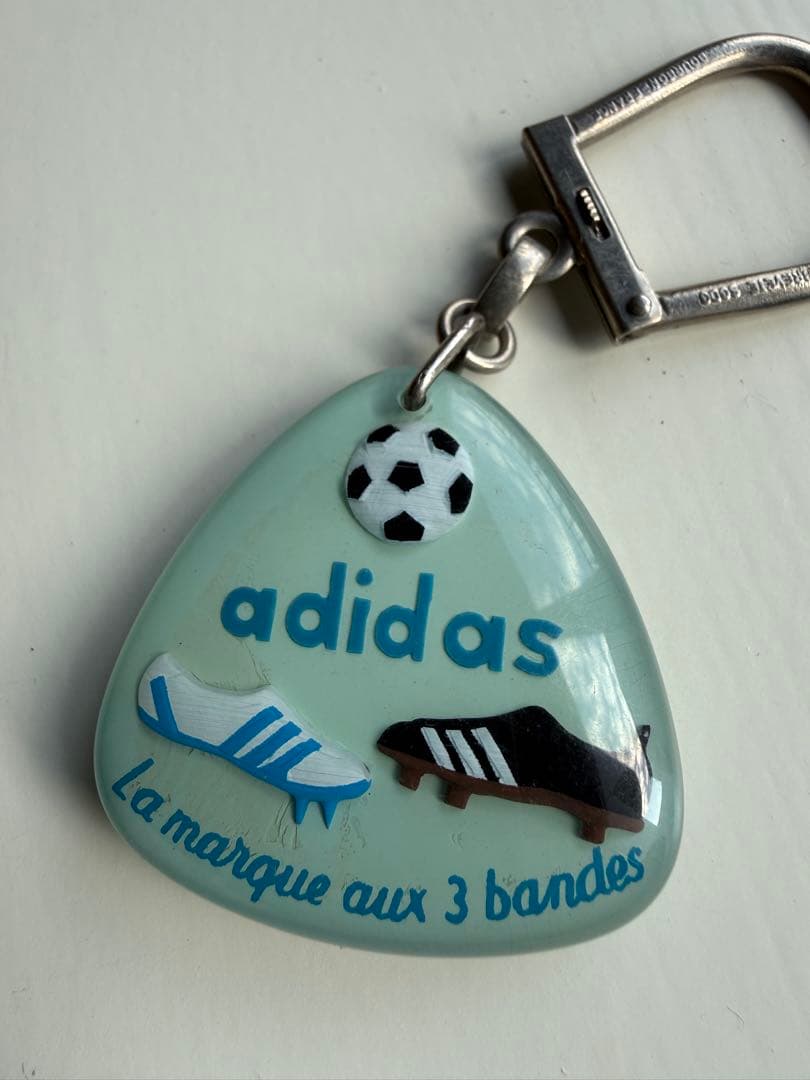 ブルボンキーホルダー　adidas アディダス