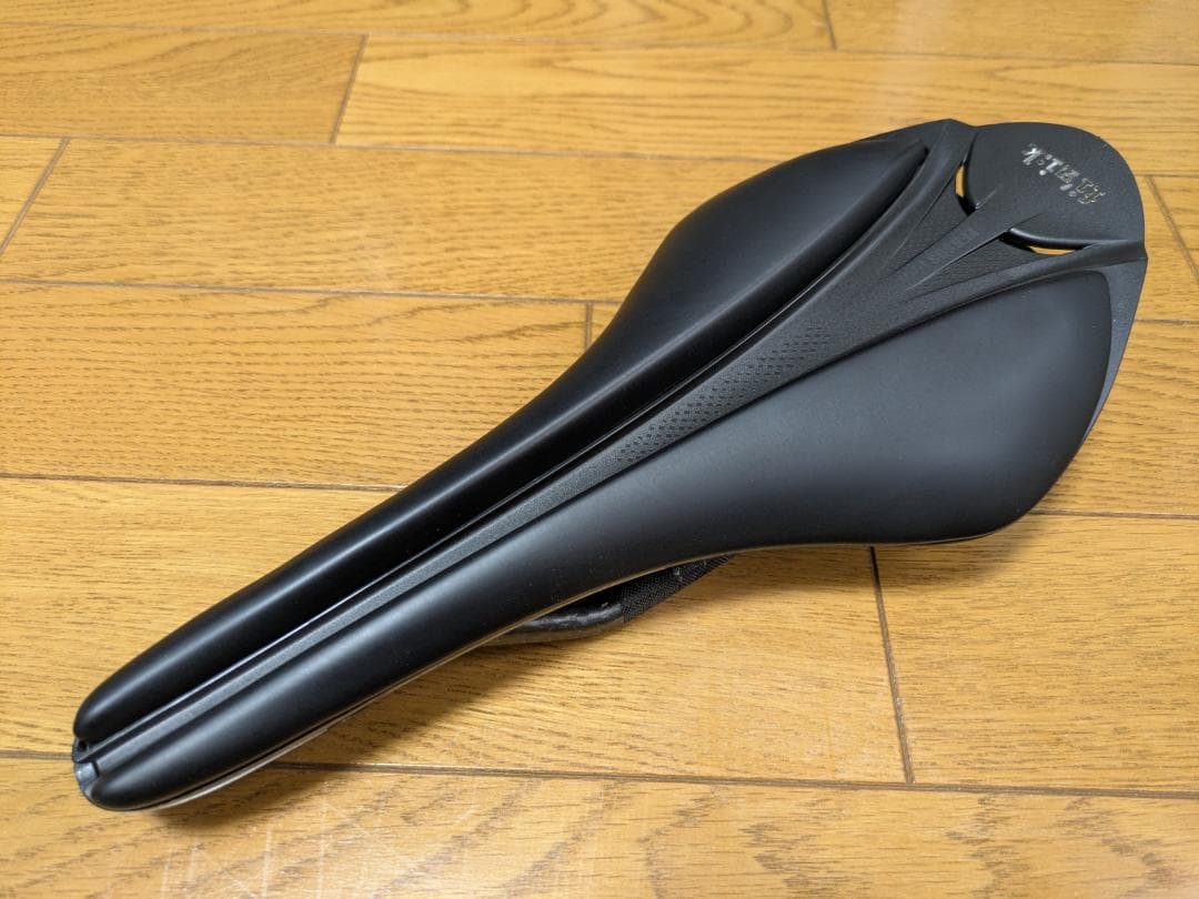 fi’zi:k VERSUS EVO ARIONE R1 サドル 軽量 カーボン