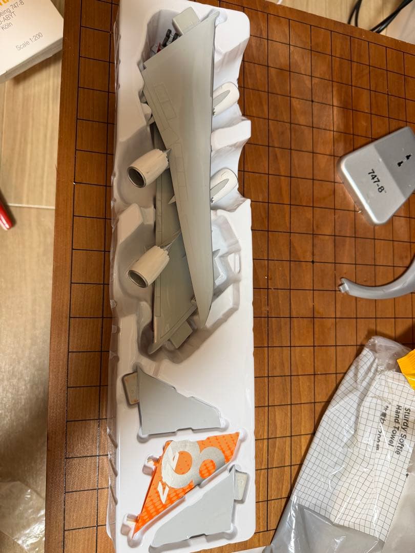 1/200 B747-8 ボーイングハウスカラー ROLLOUT 主翼飛行姿勢