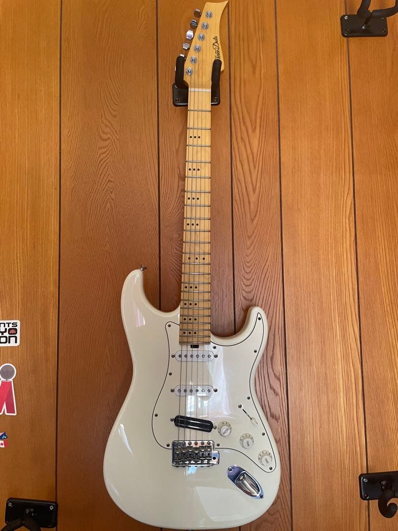 与*作様 three dots guitarsのストラトキャスタータイプ