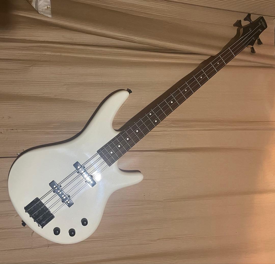 6番Ibanez GIO ホワイトエレキベース