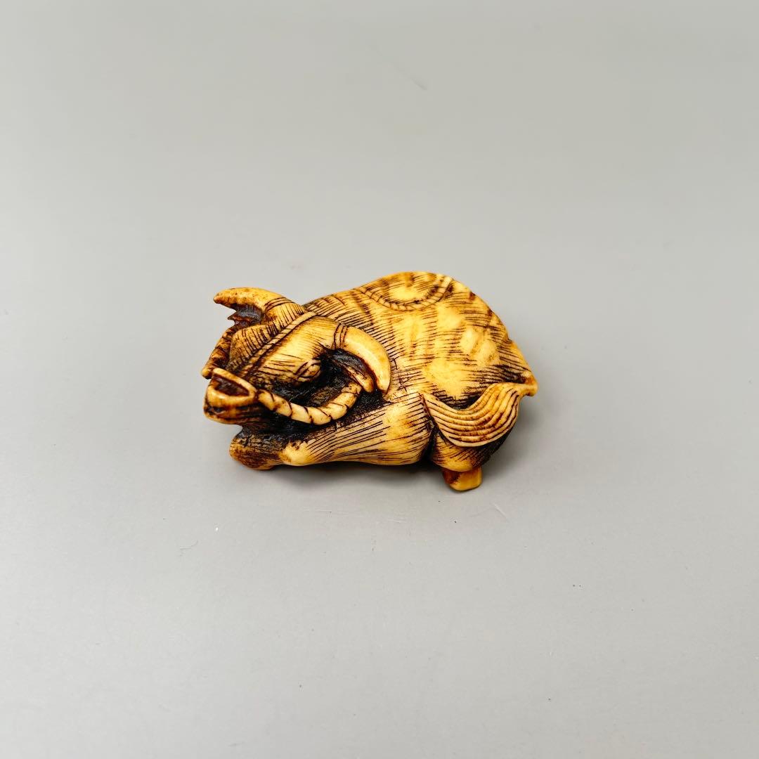 牛の彫刻 小型 彫刻極上根付天然素材アンティーク骨董飾り物古美術置物細密細工