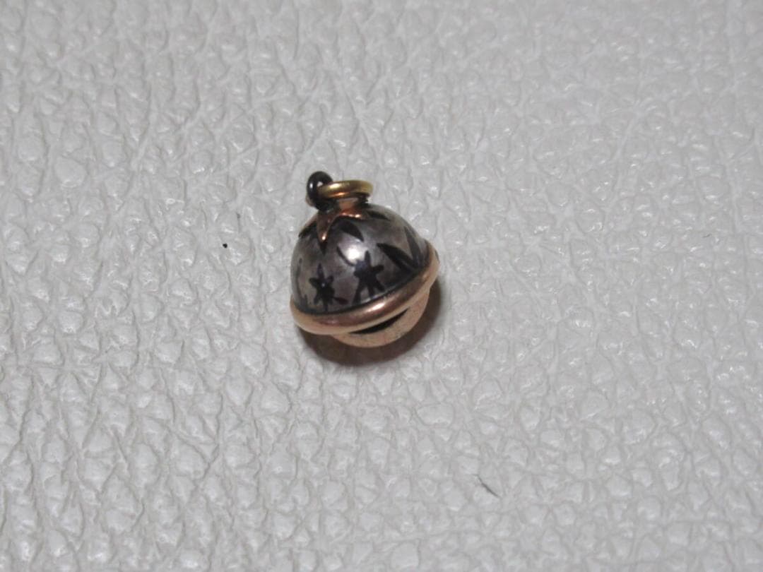 美品 大正時代◆金、銀、赤銅製細工 小さい丸型 下部開閉 星がデザイン チャーム