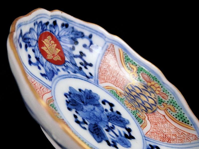大聖寺伊万里　染錦　青海波に毘沙門亀甲紋　花の図　豆皿　E187AS-CIm