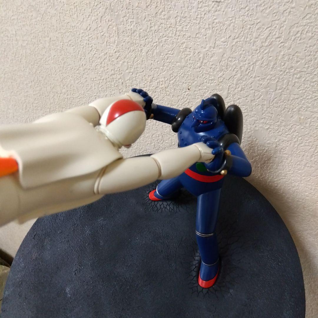 鉄人28号対バッカスのアクションポーズ