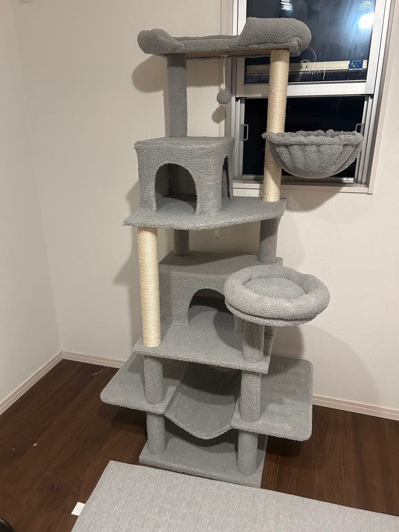 グレーの多層型キャットタワー