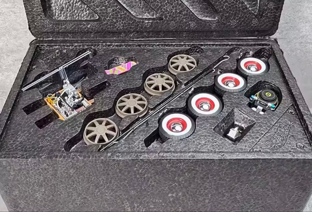 デロリアン 1/18スケール モデル Hot Wheels