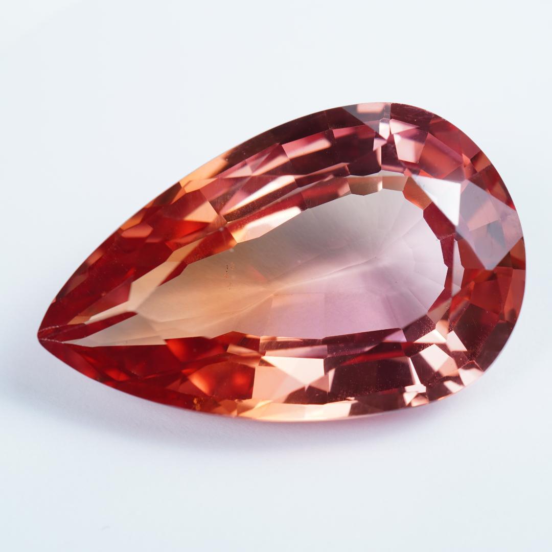 56.28ct　バイカラー合成サファイア