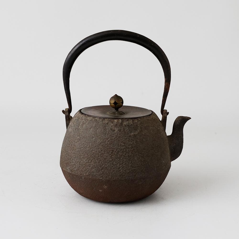 時代年代物 白肌 砂肌 平宝珠形 平丸形 鉄瓶 唐銅蓋クチナシ摘 提手に虫食い