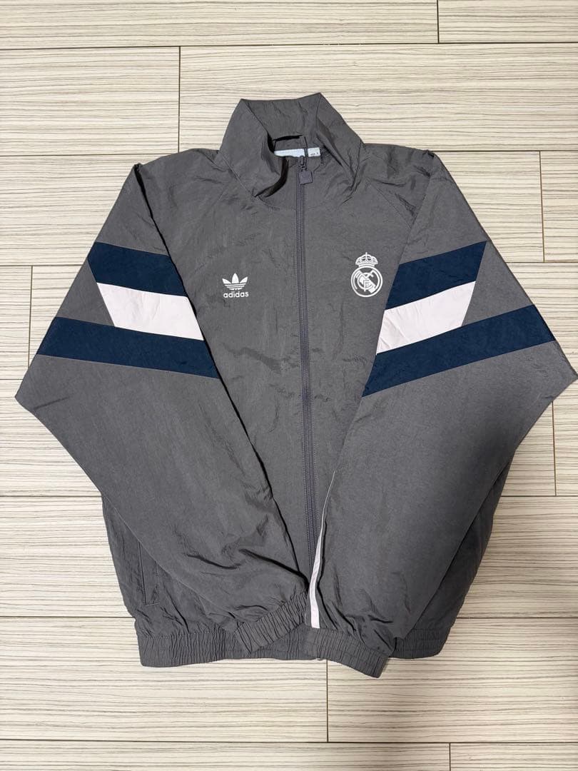 adidasレアルマドリード　トラックジャケット