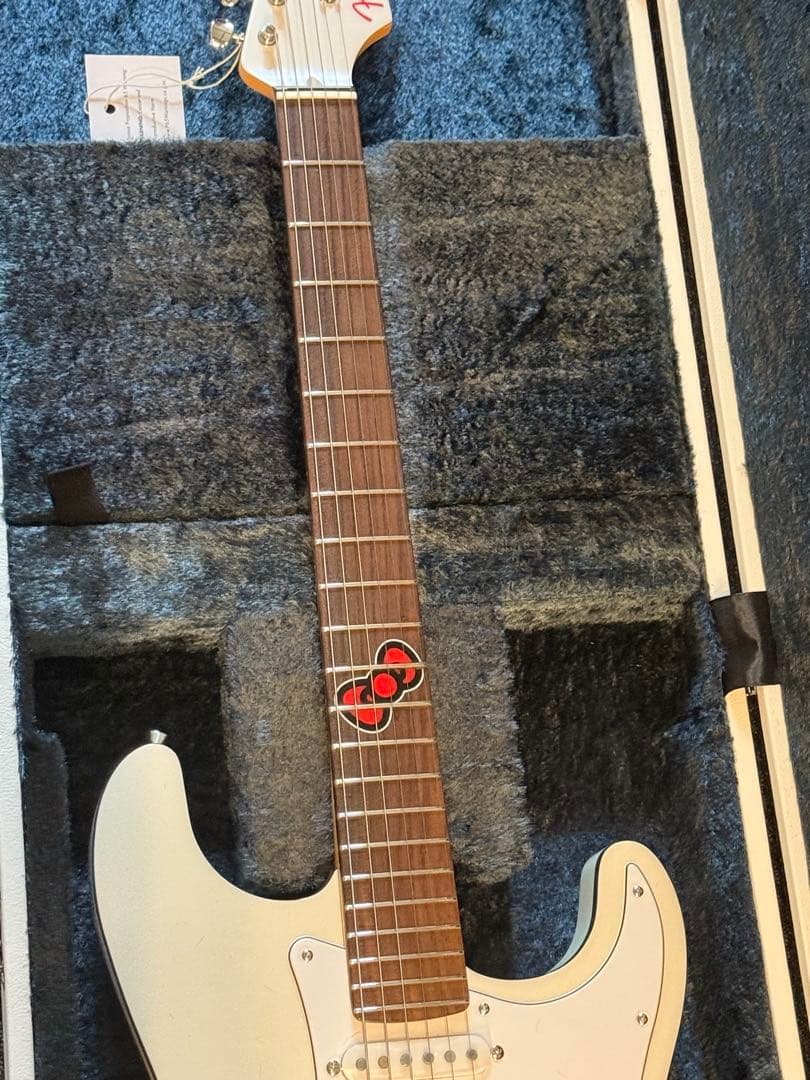 Fender Hello Kitty Stratocaster Fuzz セット
