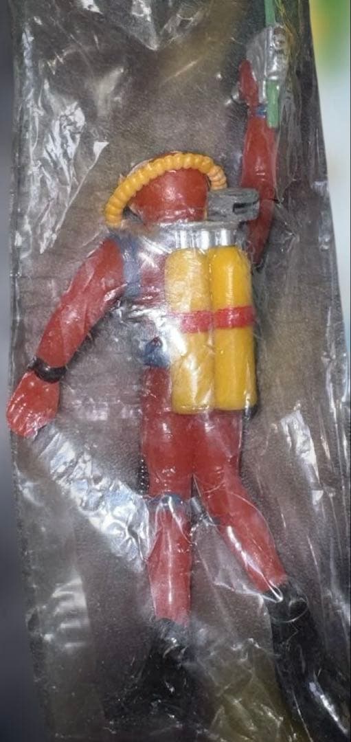 昭和時代に販売された ソフビ「Frogman」の赤いダイバーのフィギュア