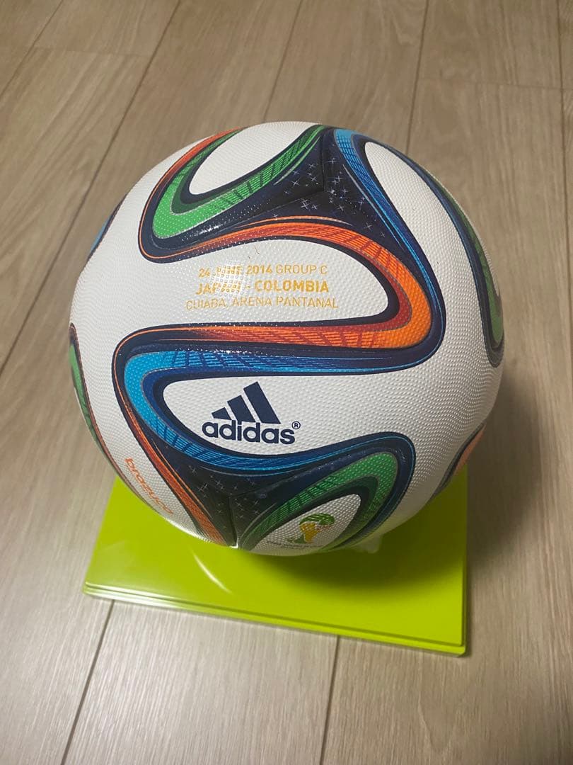 サッカーボール5号球　マッチデー　公式球 ブラズーカ　adidas