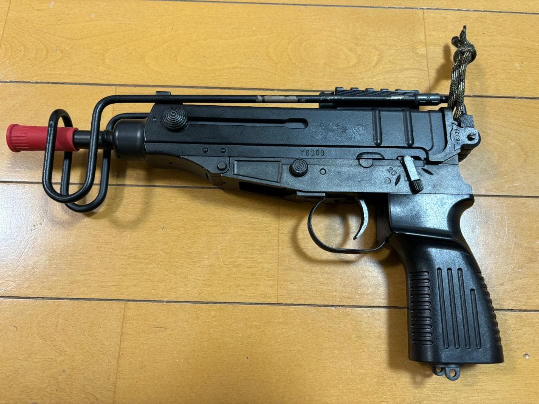 東京マルイ SCORPION VZ61 電動ガン 本体と付属品、バッテリーなど