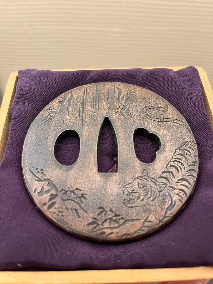 銅鍔　笹に虎図　丸形片切彫