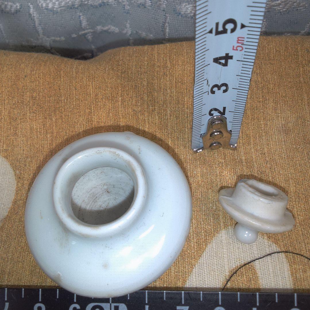 骨董 ？ 中国美術 ？ 白い陶器製の丸型空き瓶 小さい