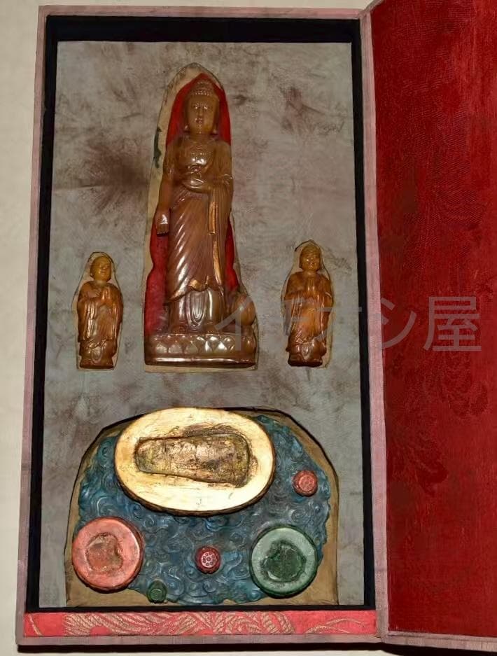 中国古美術 寿山田黄石彫 尚均銘《一佛兩弟子》印章 共箱 極細工 時代物 置物
