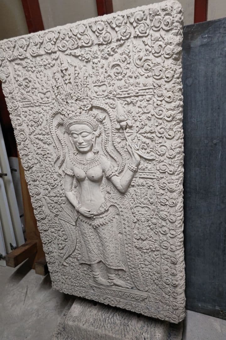 伝統的なアジア風女神像の彫刻