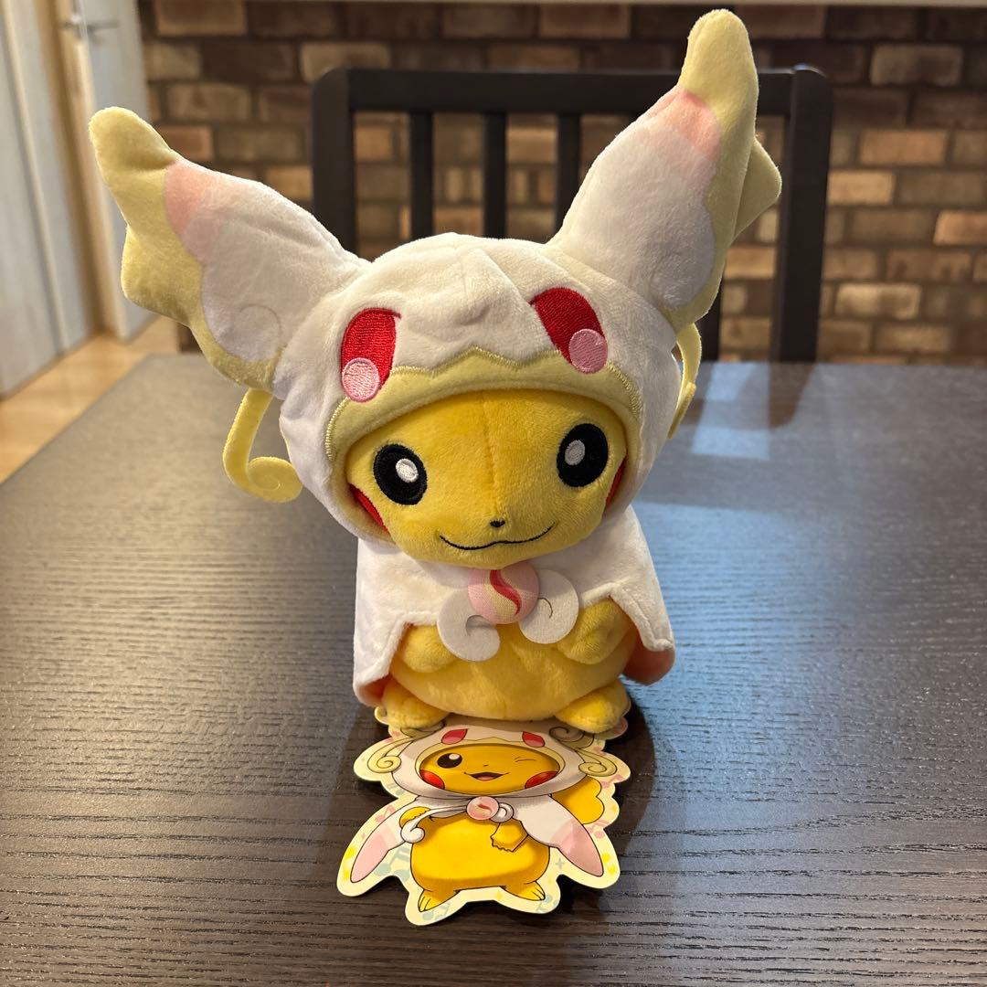 メガタブンネのポンチョを着たピカチュウぬいぐるみ