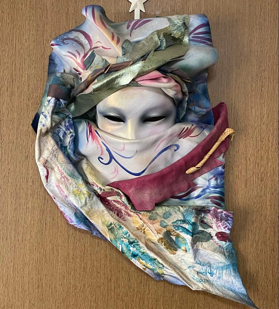女性の顔にスカーフをまとったアート作品 壁掛け 海外 美術品 サンフランシスコ