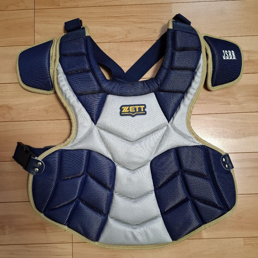 ZETT一般軟式キャッチャー防具セット・収納袋が付属します。